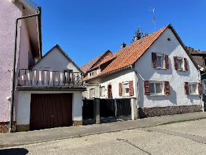 Familien-Häuschen mit kleinem Hof und Schopf in zentraler Lage von Grafenhausen.