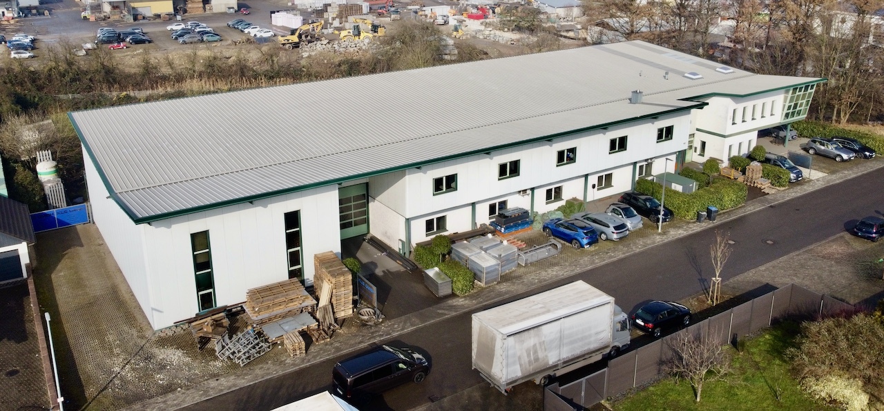 Industriehalle mit großem Bürotrakt und großem Grundstück