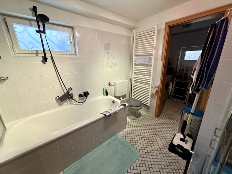 Bad und Abstellraum Einlieger