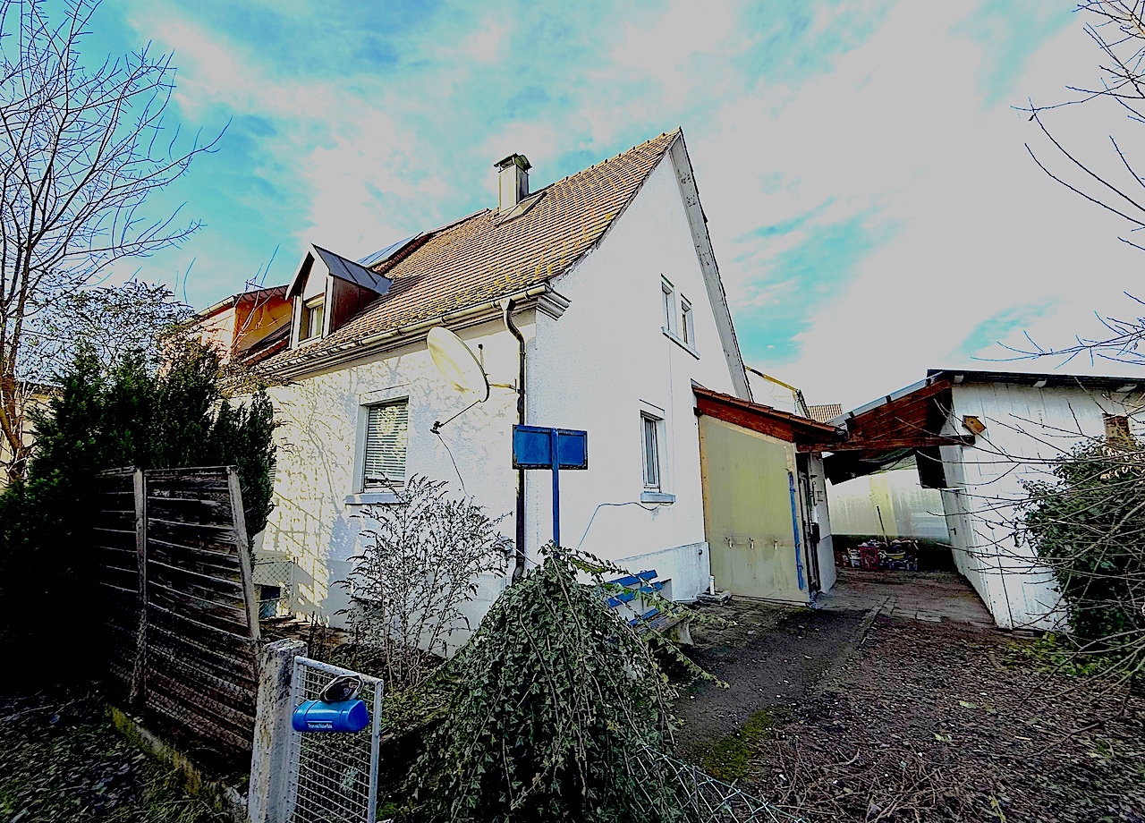 Kleine Doppelhaushälfte direkt an der Acher – ideal für Handwerker und kreative Köpfe!