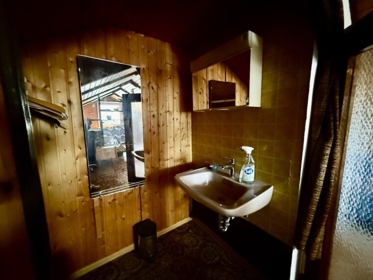 Waschbecken im Dachgeschoss