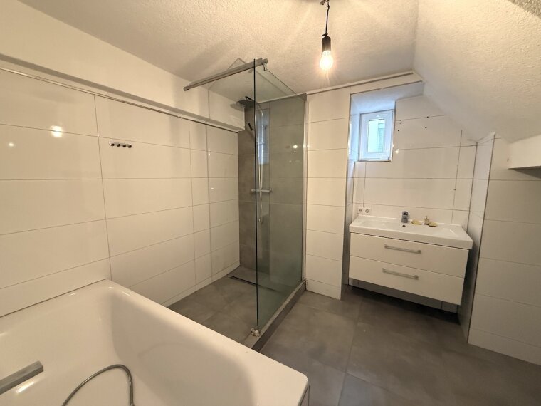 Bad mit Wanne und Dusche