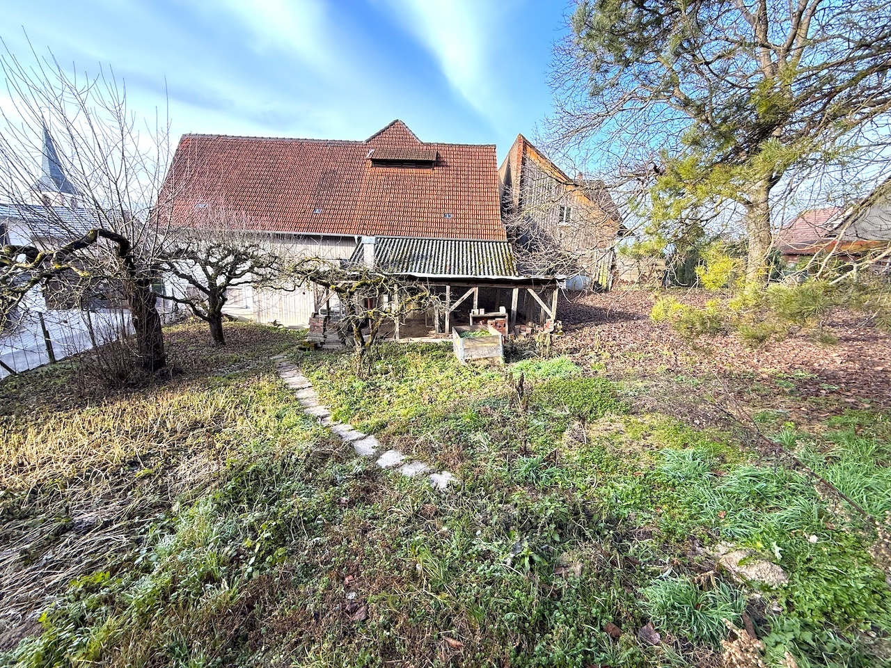 Geräumiges, sanierungsbedürftiges Haus mit großem, zusätzlichem Grundstück in Friesenheim.