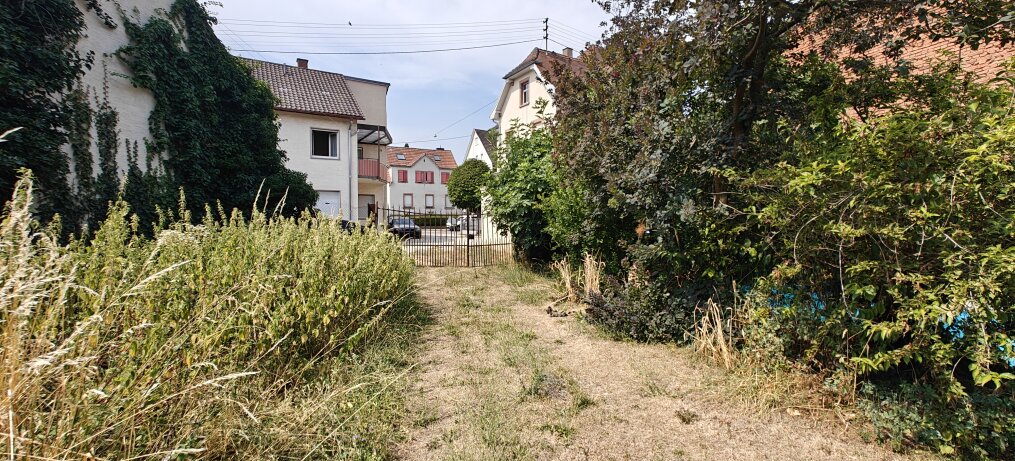 Nachbargrundstück mit Einfahrt