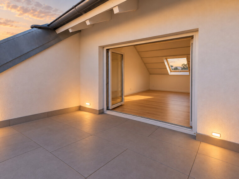 Moderner Dachterrassen-Loft bei Sonnenuntergang