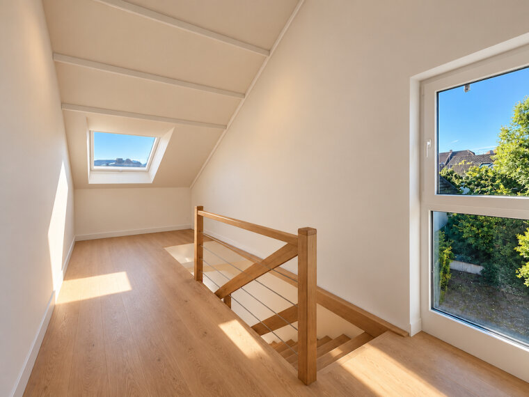 Pristiner Dachbodenflur im Sonnenlicht